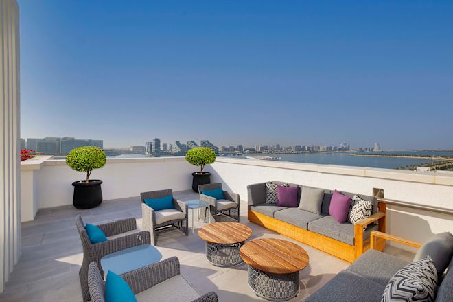 ロイヤルスイートのマスターベッドルームのベッドとソファ