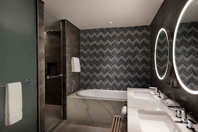 シアター形式の座席セッティングとスクリーン