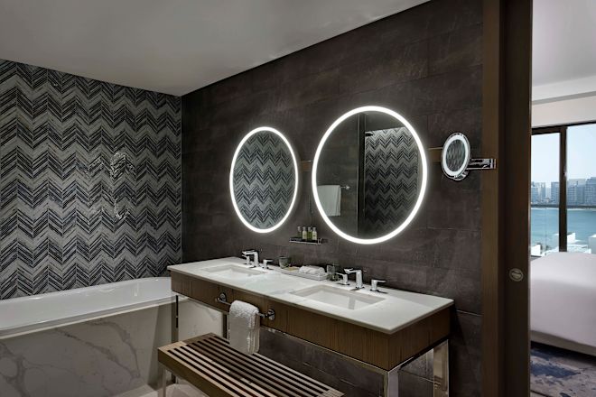 2ベッドルームスイートのバスルームのシンクとバスルーム