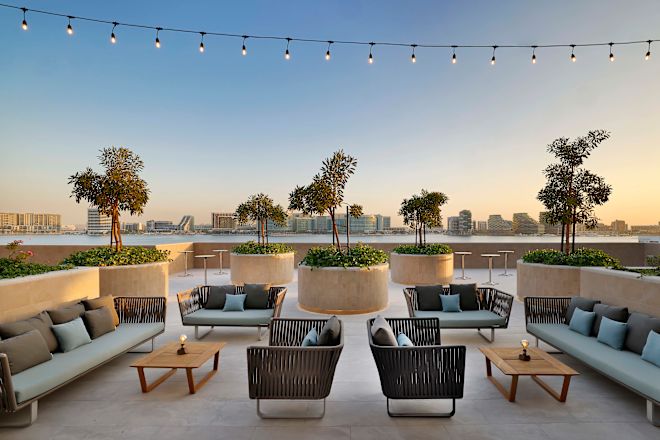 夕暮れ時のヤス・グランド・テラス、テーブルとソファ