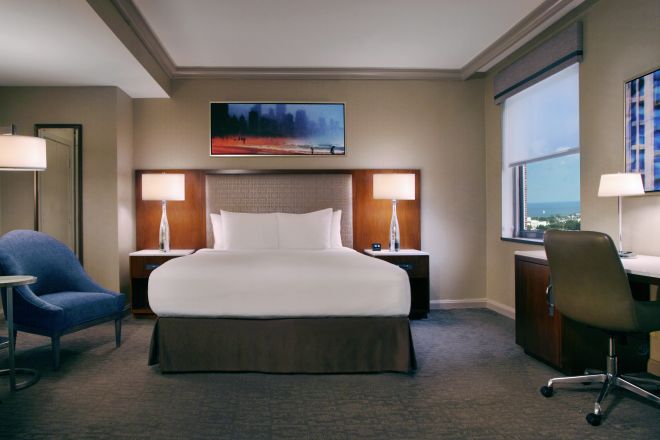 Zimmer mit Kingsize-Bett und Ausblick auf Lake Michigan