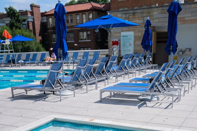 Kolam renang anak dan kursi berjemur