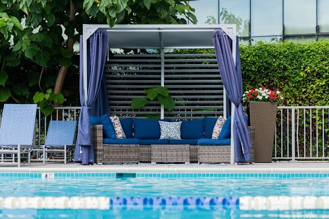 Kabana tepi kolam renang