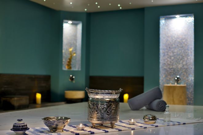 Gros plan sur les bougies du spa