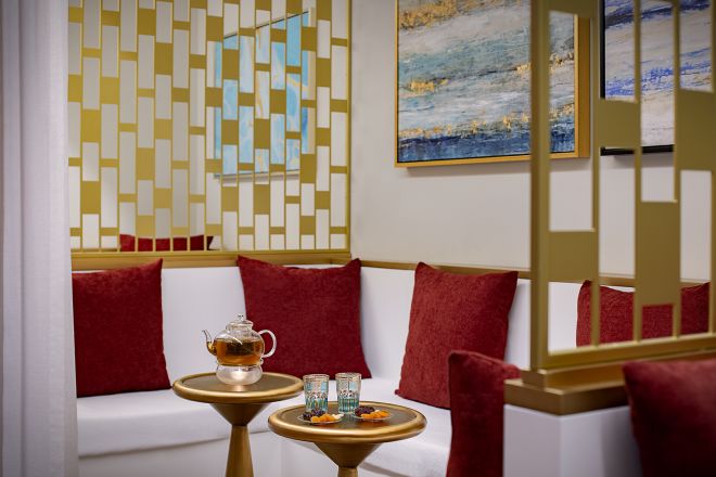 Coin détente de l'oreiller rouge avec thé sur la table