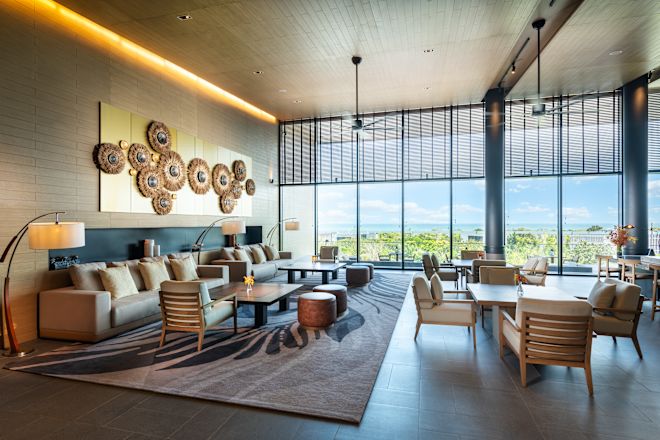 Área de estar del lobby con vista al exterior