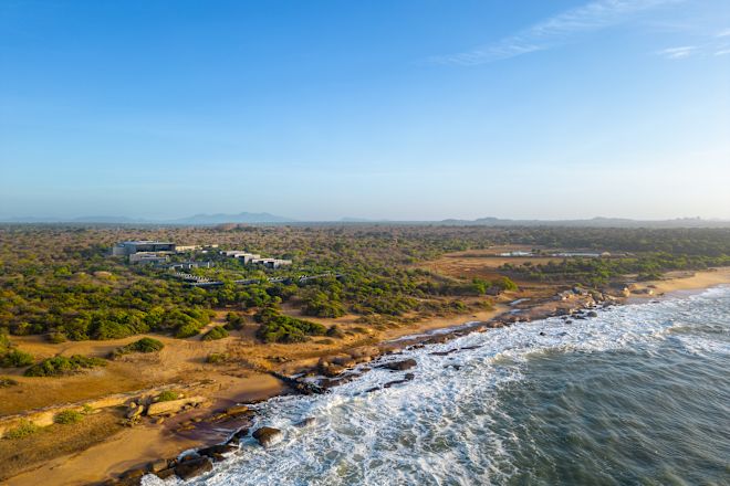 Foto aérea de la fachada del hotel con playa
