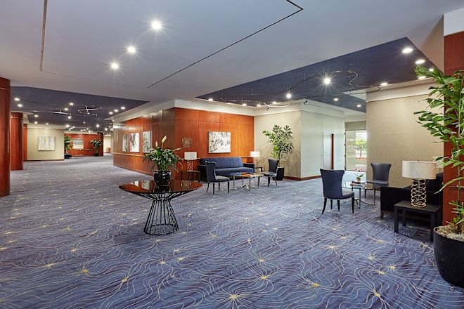 Área del lobby con mesas y sillas