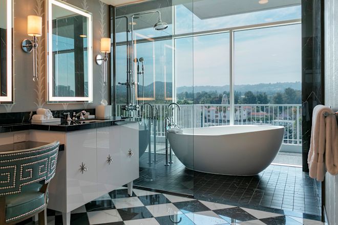 Bagno con vasca e lavabo