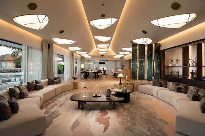 большая гостиная в резиденции с диванами с каждой стороны номера