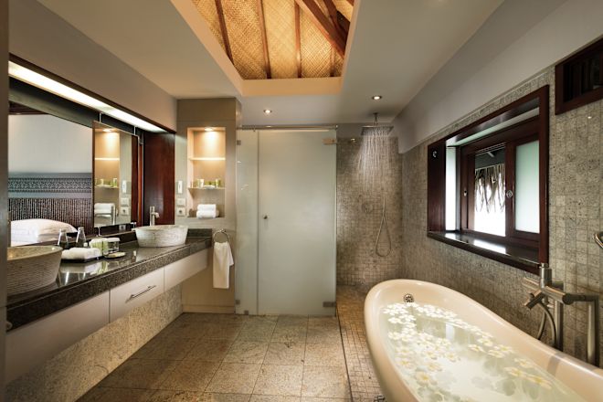 オーバーウォーターバンガローのバスタブ付きバスルーム