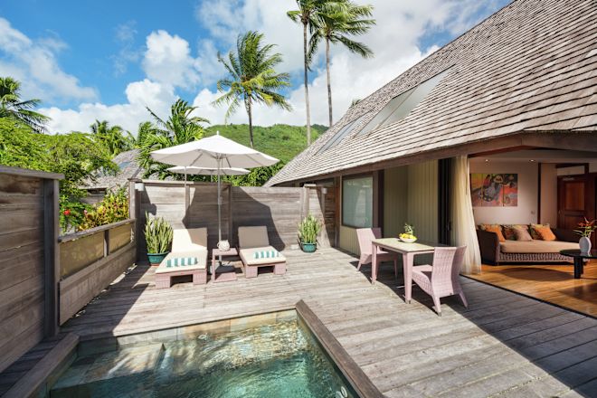 プールパティオのあるガーデンバンガロー