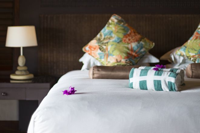 客室のベッドとカラフルな枕