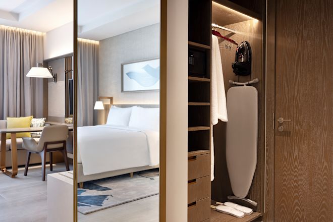 キングベッドとワークデスクを備えたコネクティングルーム