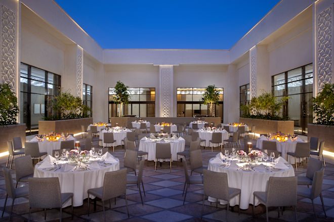 イベント用に円卓を備えた宴会場「コートヤード」