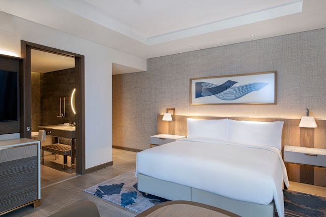 ソファと椅子を備えたキングゲストルーム