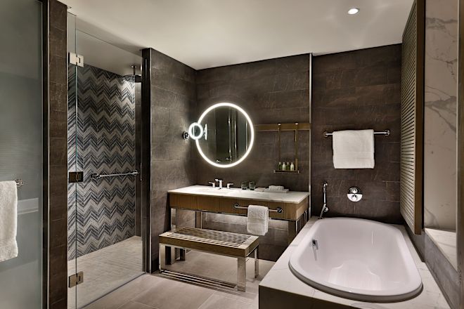 スイートのゲストルームのバスタブ