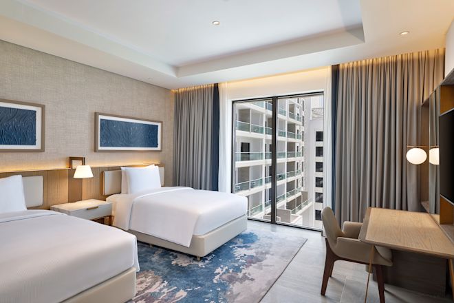 ベッド2台、デスク、ハイビジョンテレビ、大きな窓を備えたスイート