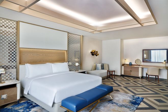 プレジデンシャルスイートのマスターベッドルームとデスクエリア