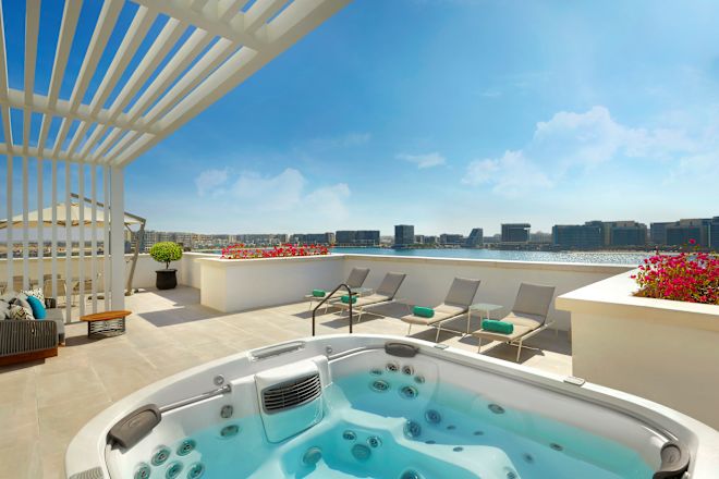 海を望むロイヤルスイートのテラスのジェットバス