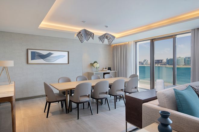 スイートのダイニングテーブル