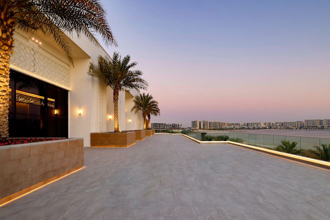 夕暮れ時の宴会場テラス