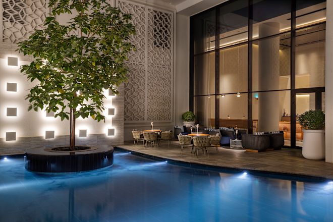 プールを望む「オスモ・ラウンジ&バー」