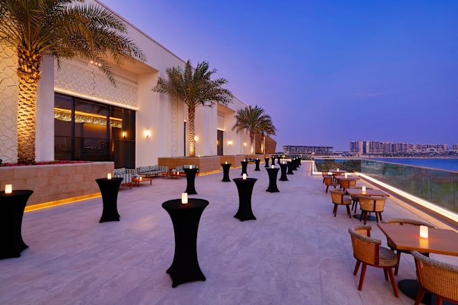 宴会場のテラスとイベント用の小さな円卓