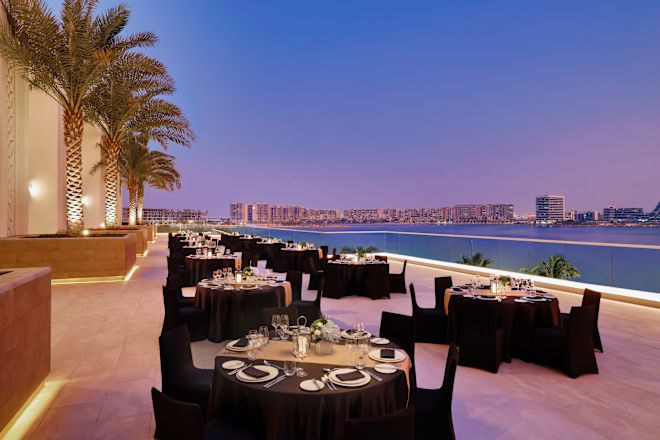 宴会場のテラスでイベントの準備が整ったテーブル