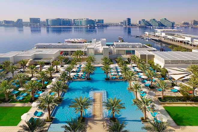 木々に囲まれた屋外プールエリア