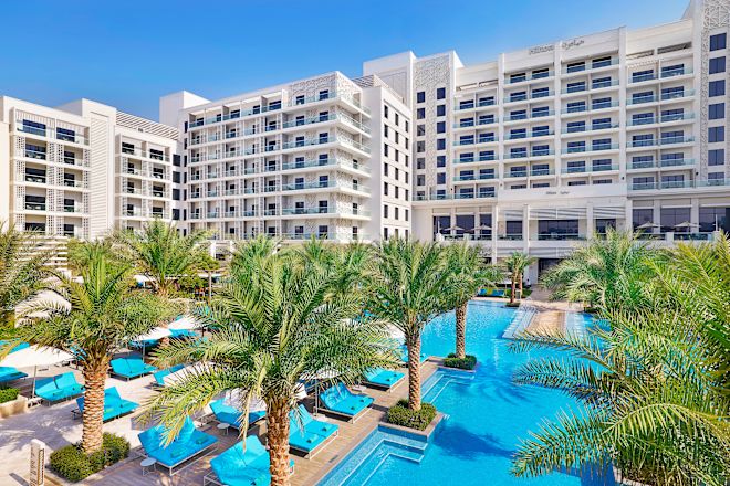 屋外プールを備えたホテルの外観