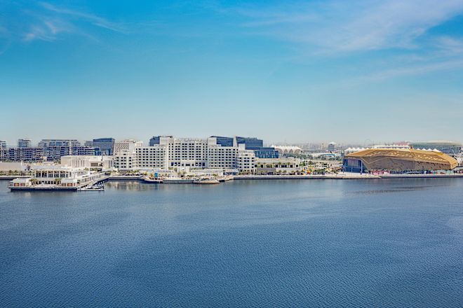 ホテルの外観と周辺のビル