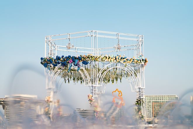 花々で飾られたアーチエリアは、ウェディングのお祝いに最適です。