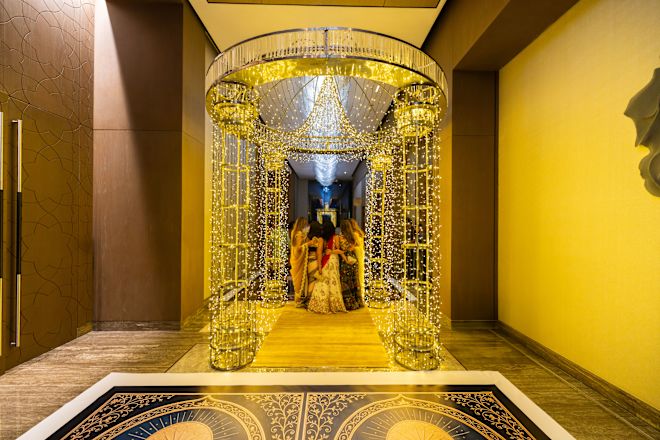 ゴールデンライトで飾られた結婚式場の女性