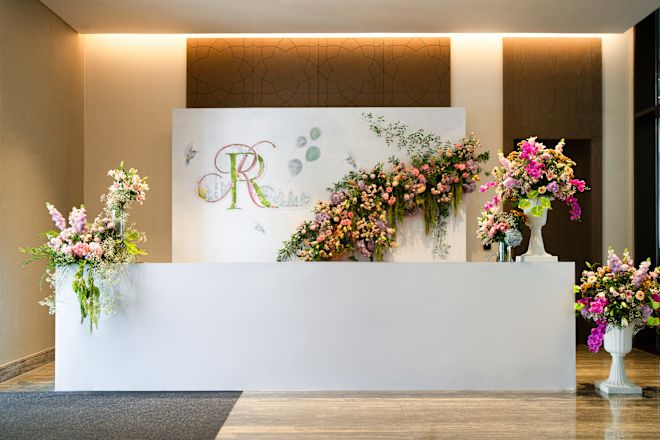 特別なイベントを祝う花や記念碑で飾られたテーブル