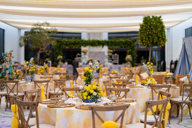 中庭でのお食事にご利用いただけるテーブルセッティングの黄色い花