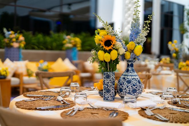 中庭でのお食事にご利用いただけるテーブルセッティングの花の細部