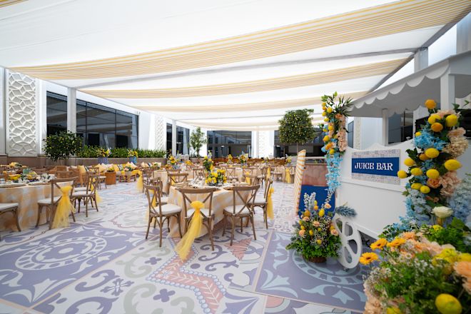 中庭でのお食事にご利用いただけるテーブルとジュースバー