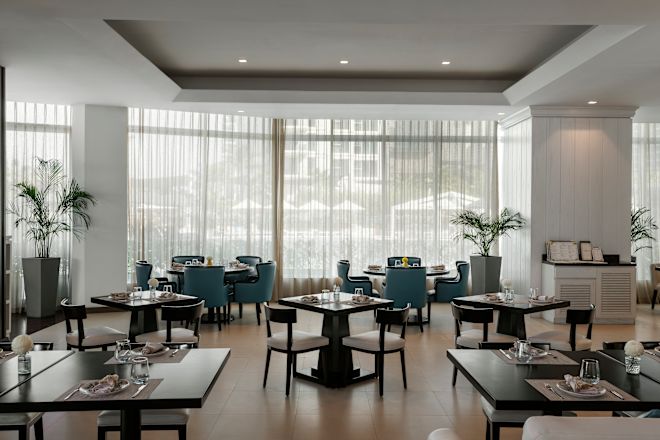 Zonă de restaurant cu mese și scaune