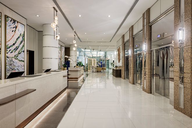 Zonă de hol cu recepție și intrări în lift