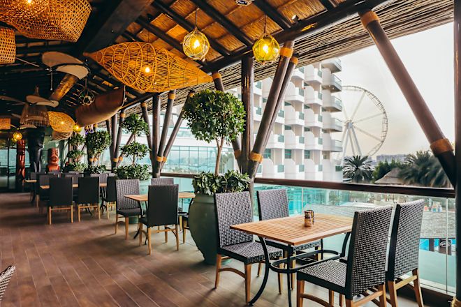 Trader Vics Restauant with Pool View