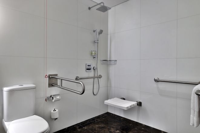Salle de bain pour personnes à mobilité réduite avec douche adaptée