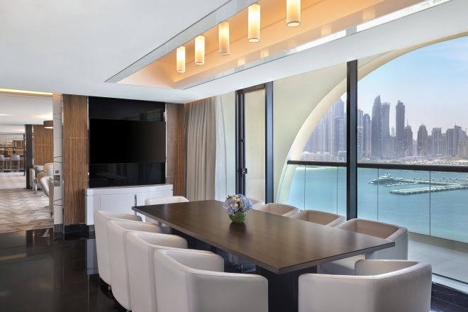 Table et chaises du salon exécutif