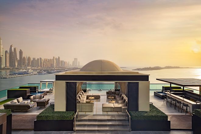 Terrasse au coucher du soleil avec coin détente en vue