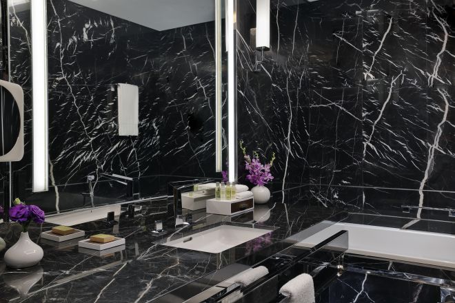 Salle de bain d'une suite impériale avec baignoire