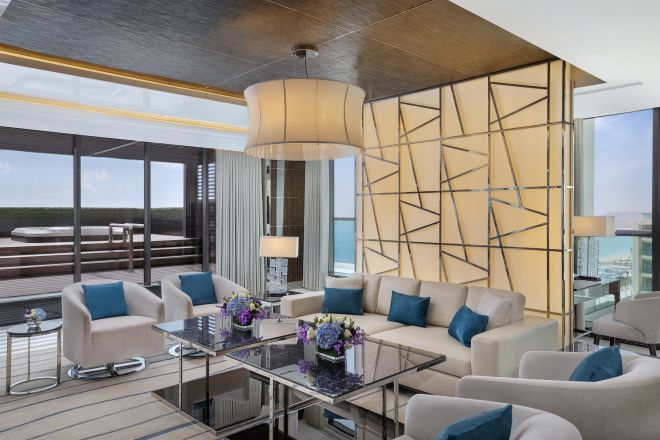 Espace salon d'une suite impériale avec canapé et chaises