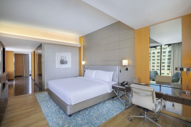 Chambre d'angle avec très grand lit et bureau