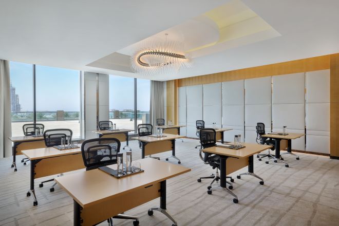 Salle de réunion avec tables et chaises