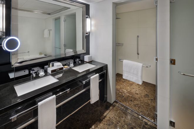 Salle de bain d'une suite d'une chambre avec douche