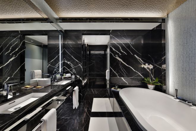 Salle de bain de la suite présidentielle avec baignoire